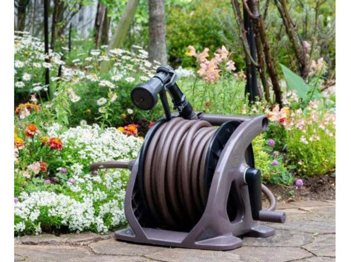 Dây tưới 30m giúp mở rộng vùng tưới mà không phải di chuyển nguồn nước liên tục.