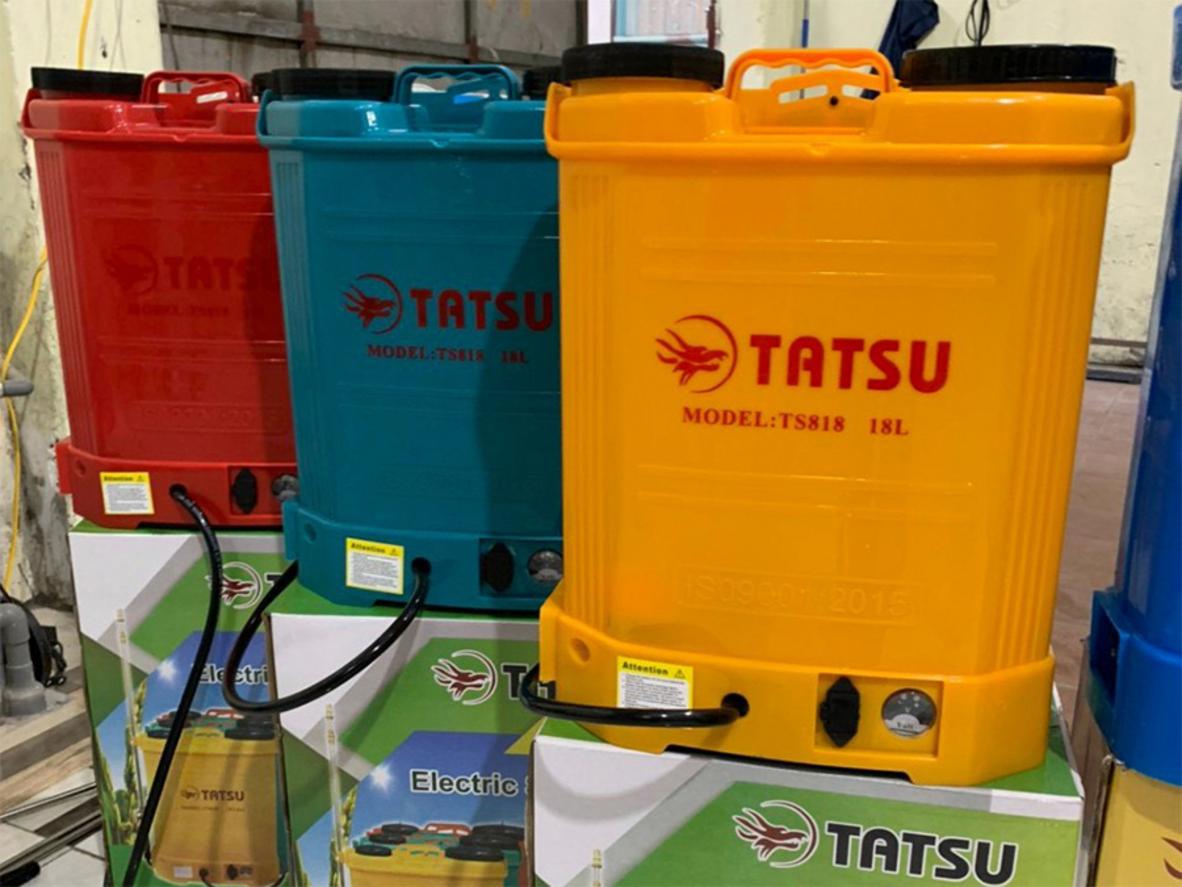 Ắc quy 12V/8Ah giúp Tatsu TS820 vận hành tiện lợi hơn bình bơm tay.