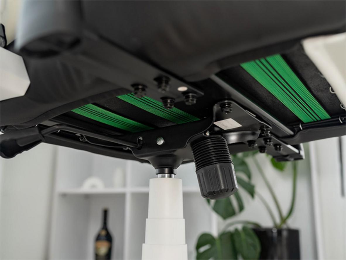 Tay ghế 3D và ngả 180 độ giúp đổi tư thế linh hoạt.