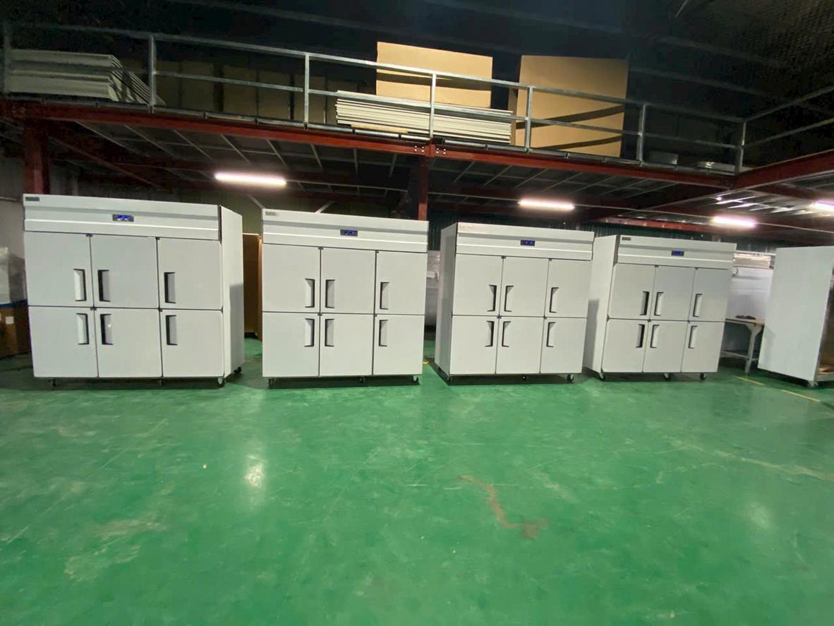 Thiết bị bếp công nghiệp được thiết kế cho vận hành cường độ cao và bố trí theo quy trình một chiều.
