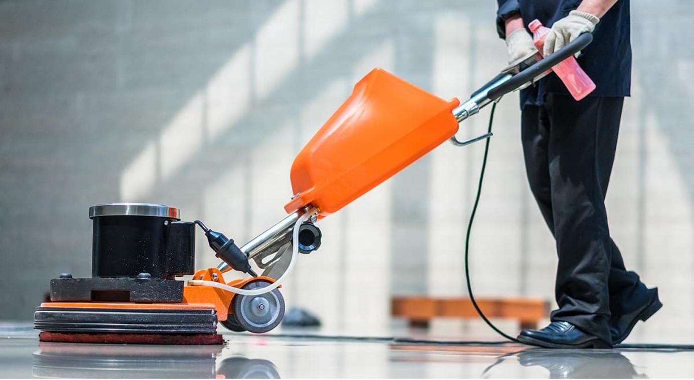 Thiết bị công nghiệp vận hành trong môi trường nhà máy sản xuất hiện đại — từ hệ thống PLC đến băng tải tự động