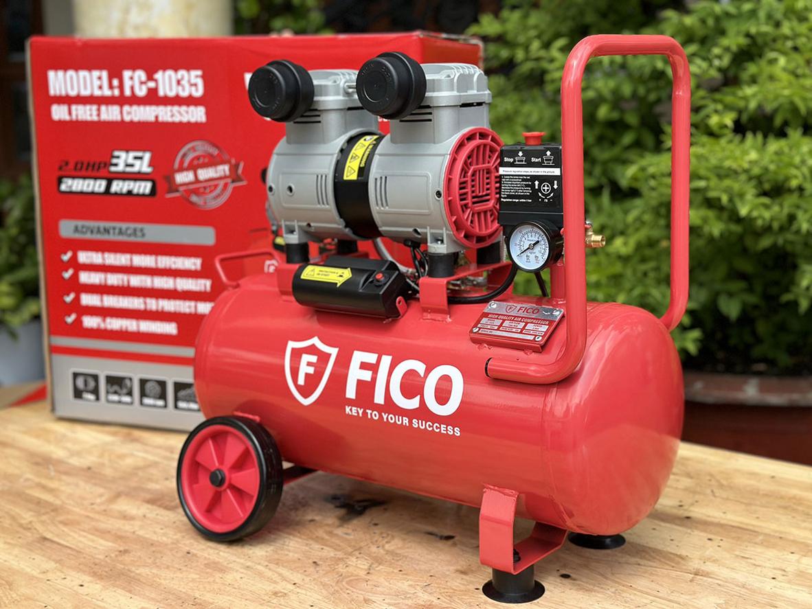 Bánh xe di chuyển giúp máy linh hoạt trong không gian nhỏ.