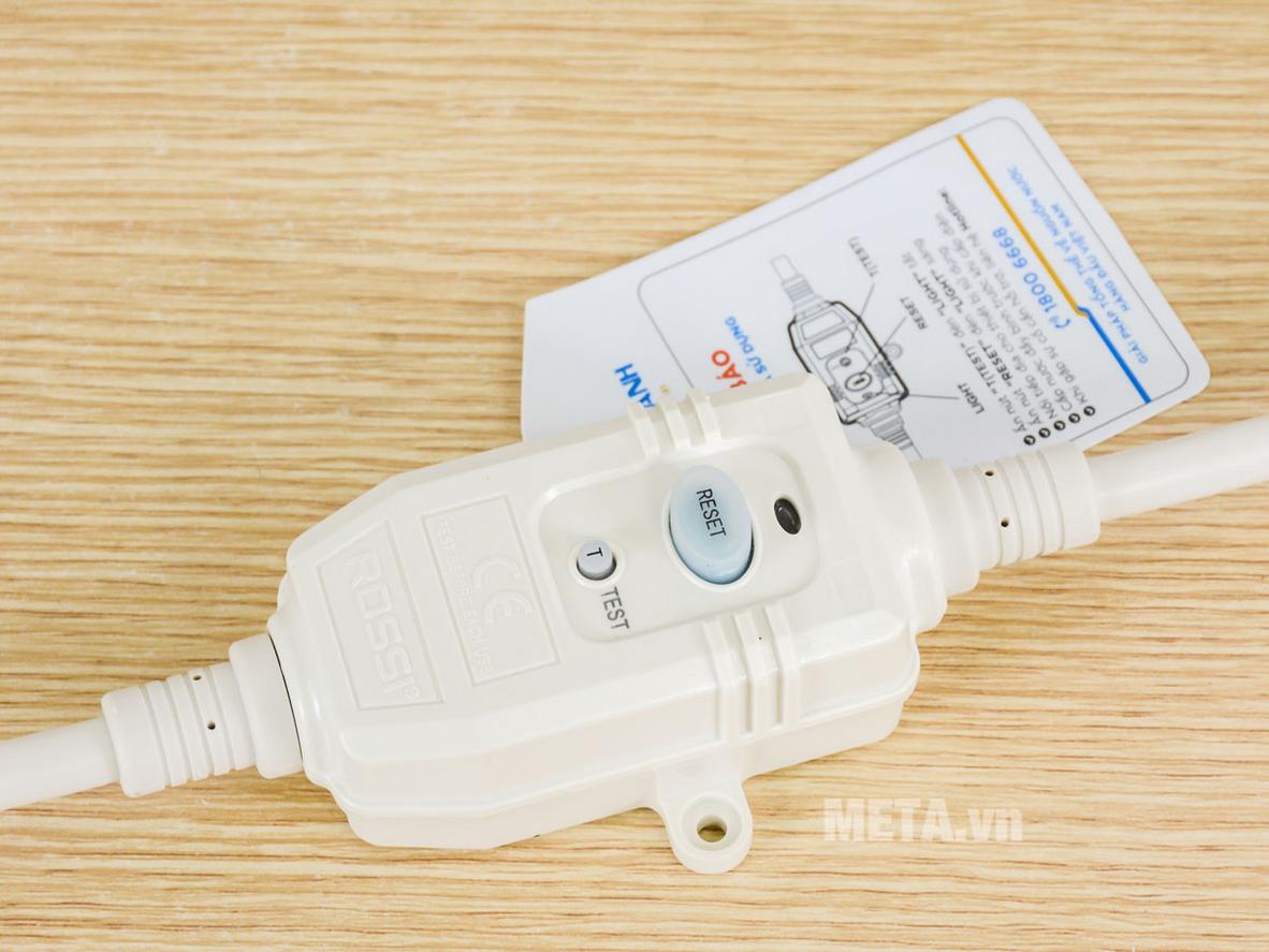 Thiết kế ngang và vỏ ABS giúp lắp đặt gọn gàng.