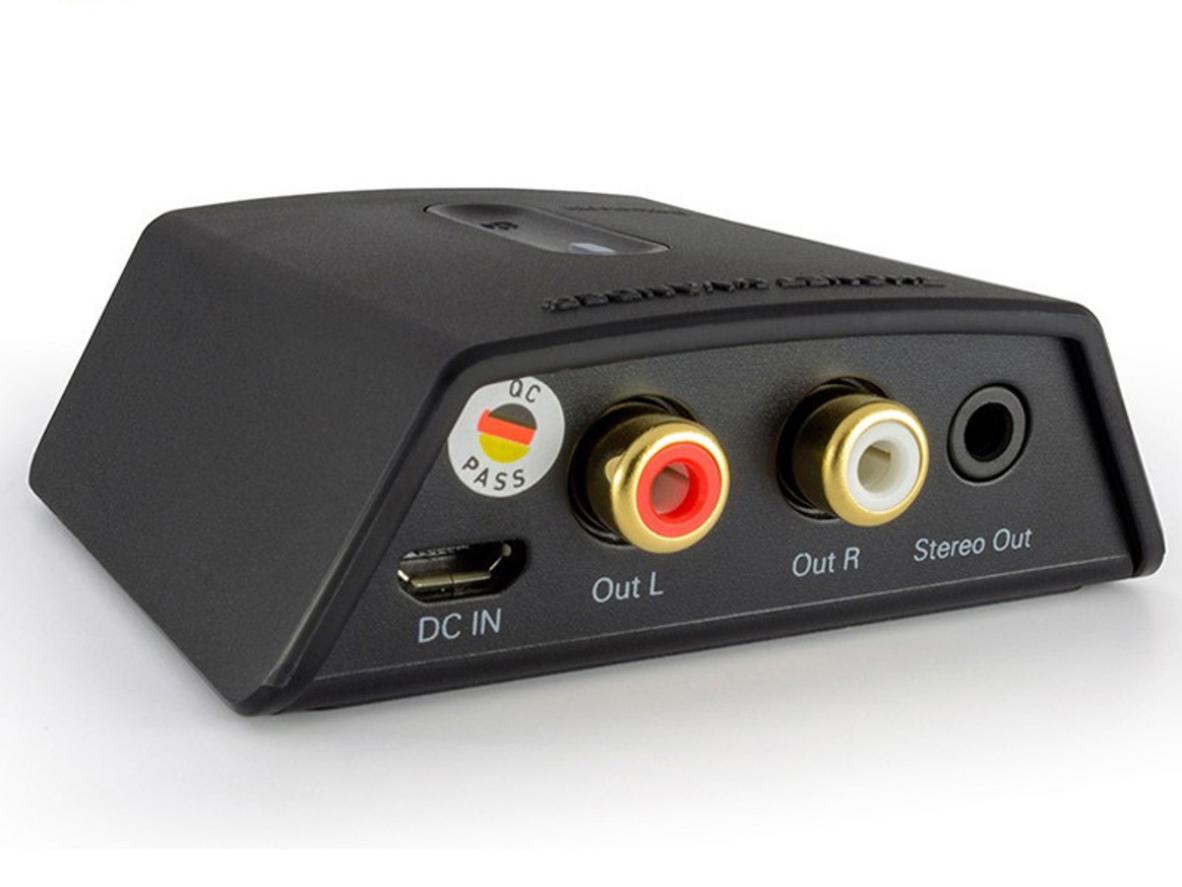 Cổng RCA và AUX 3.5 mm giúp Flug kết nối nhanh với nhiều thiết bị âm thanh.