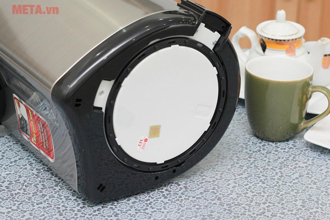 Ruột và vỏ thép không gỉ giúp tăng độ bền và hỗ trợ vệ sinh thuận tiện.
