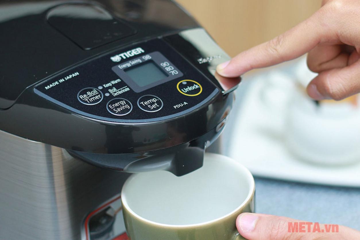 Ruột và vỏ thép không gỉ giúp tăng độ bền và hỗ trợ vệ sinh thuận tiện.