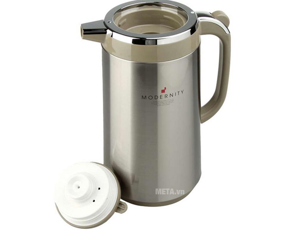 Nút bấm rót nước trên tay cầm giúp thao tác nhanh và hạn chế bỏng tay.