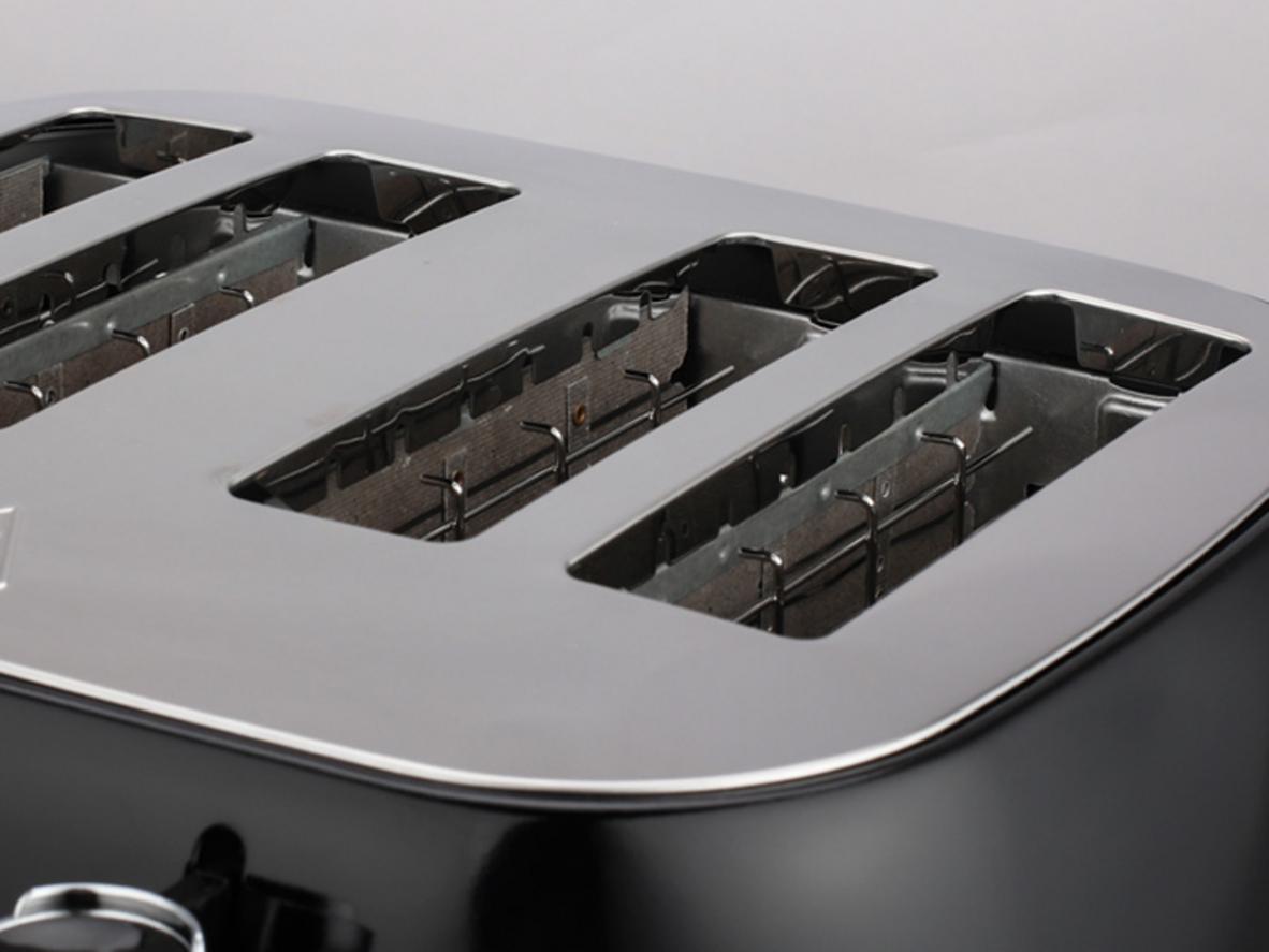 4 khe nướng và công suất 1600W giúp xử lý nhiều lát bánh nhanh hơn.