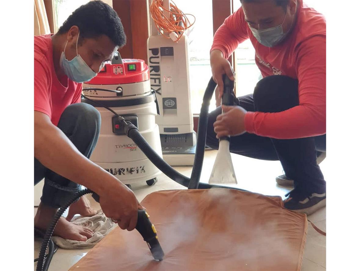 Cơ chế phun hút đồng thời giúp Typhoon SE2 đánh bật vết bẩn và thu hồi nước bẩn ngay trong một chu trình.