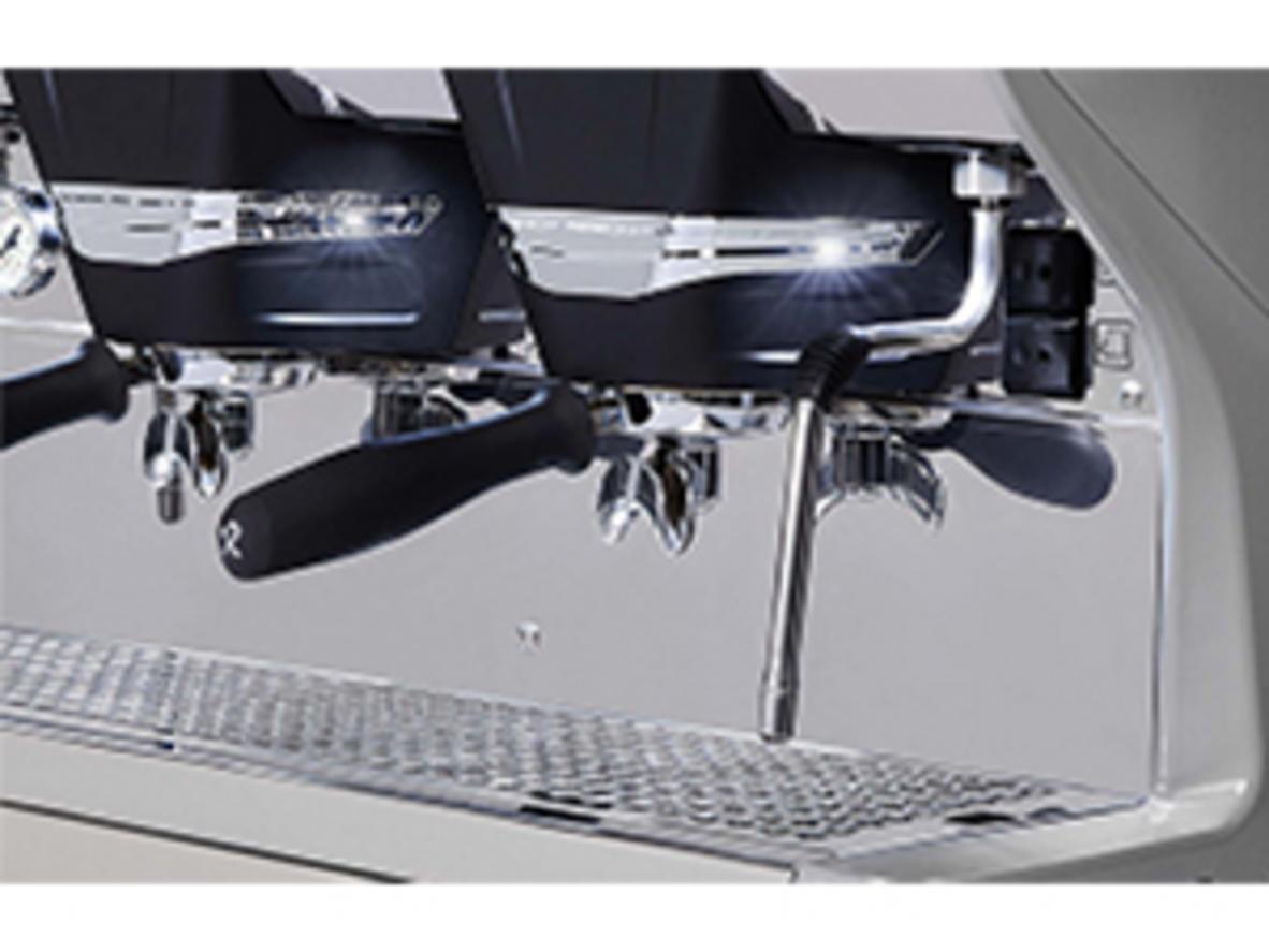 USB volumetric dosing giúp định lượng ổn định giữa các shot espresso.