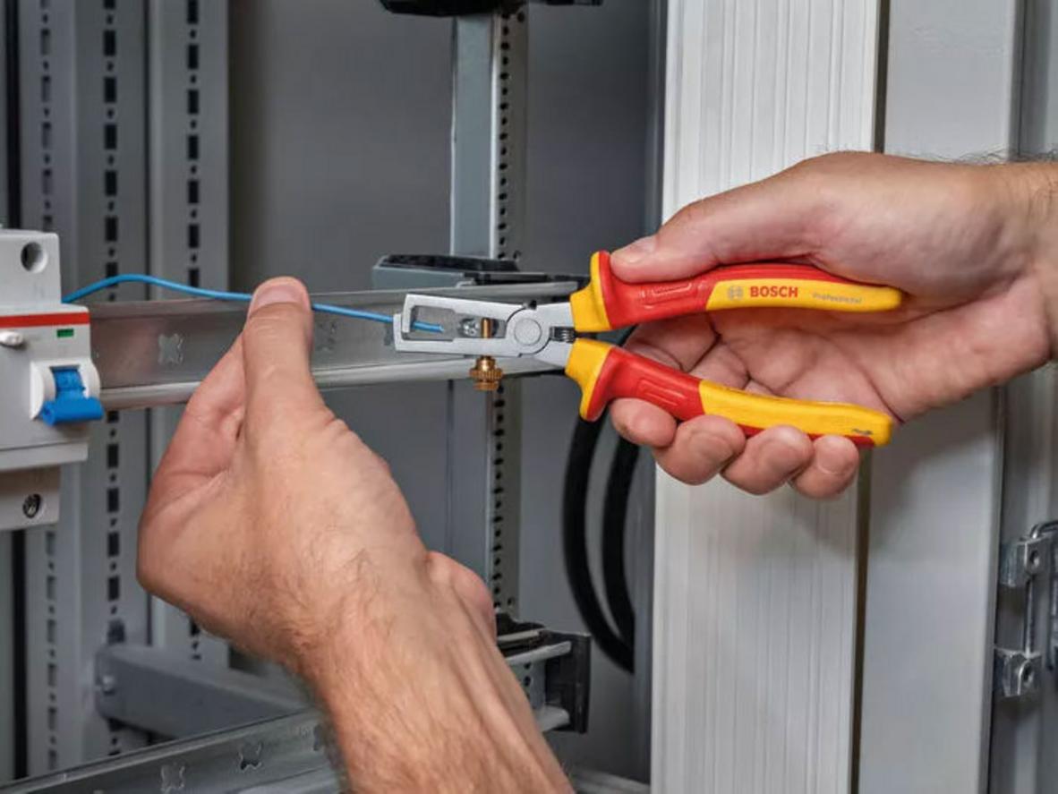 Chứng nhận VDE và mức cách điện 1.000V là nền tảng an toàn của bộ kìm Bosch này.