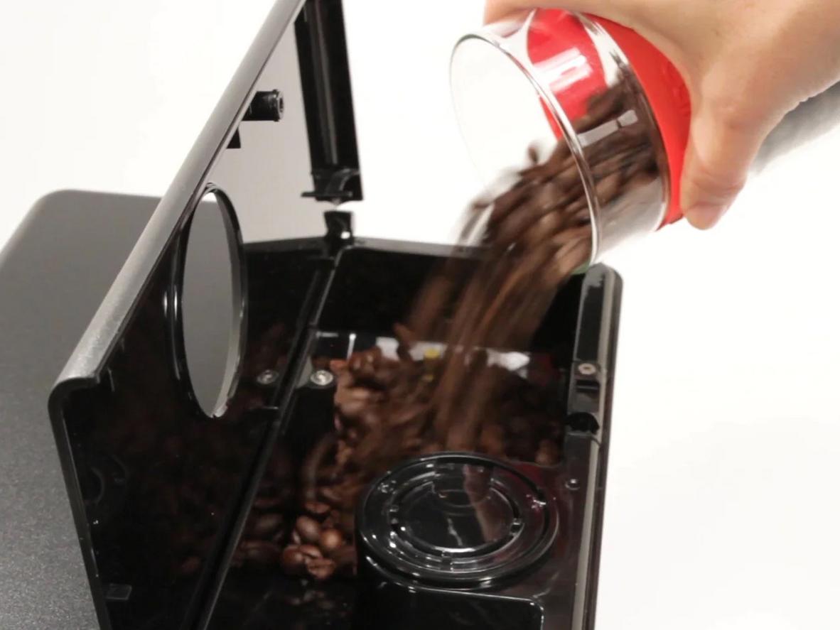 Vòi đánh sữa chuyên nghiệp bằng thép không gỉ giúp tạo foam mịn cho cappuccino và latte.