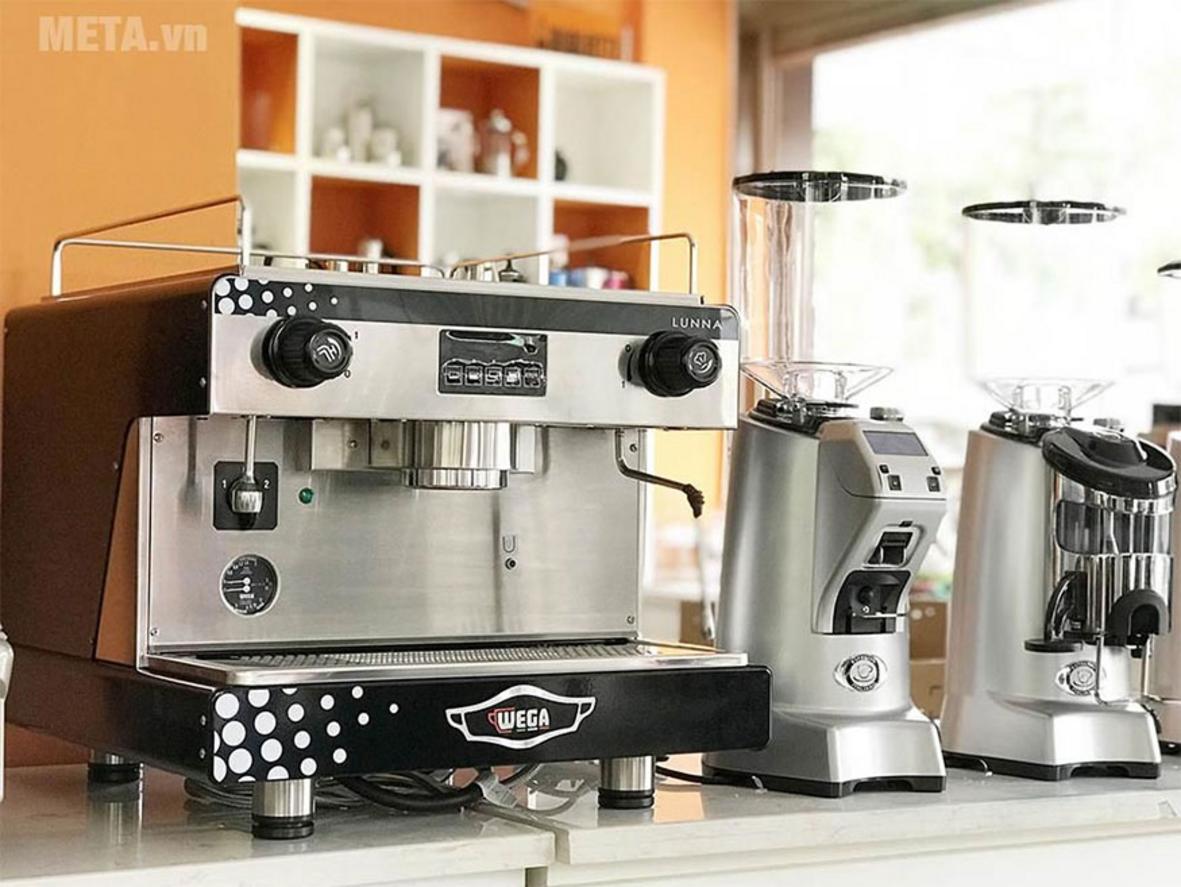 Kết cấu thép và nhôm sơn tĩnh điện tăng độ bền khi vận hành hằng ngày.