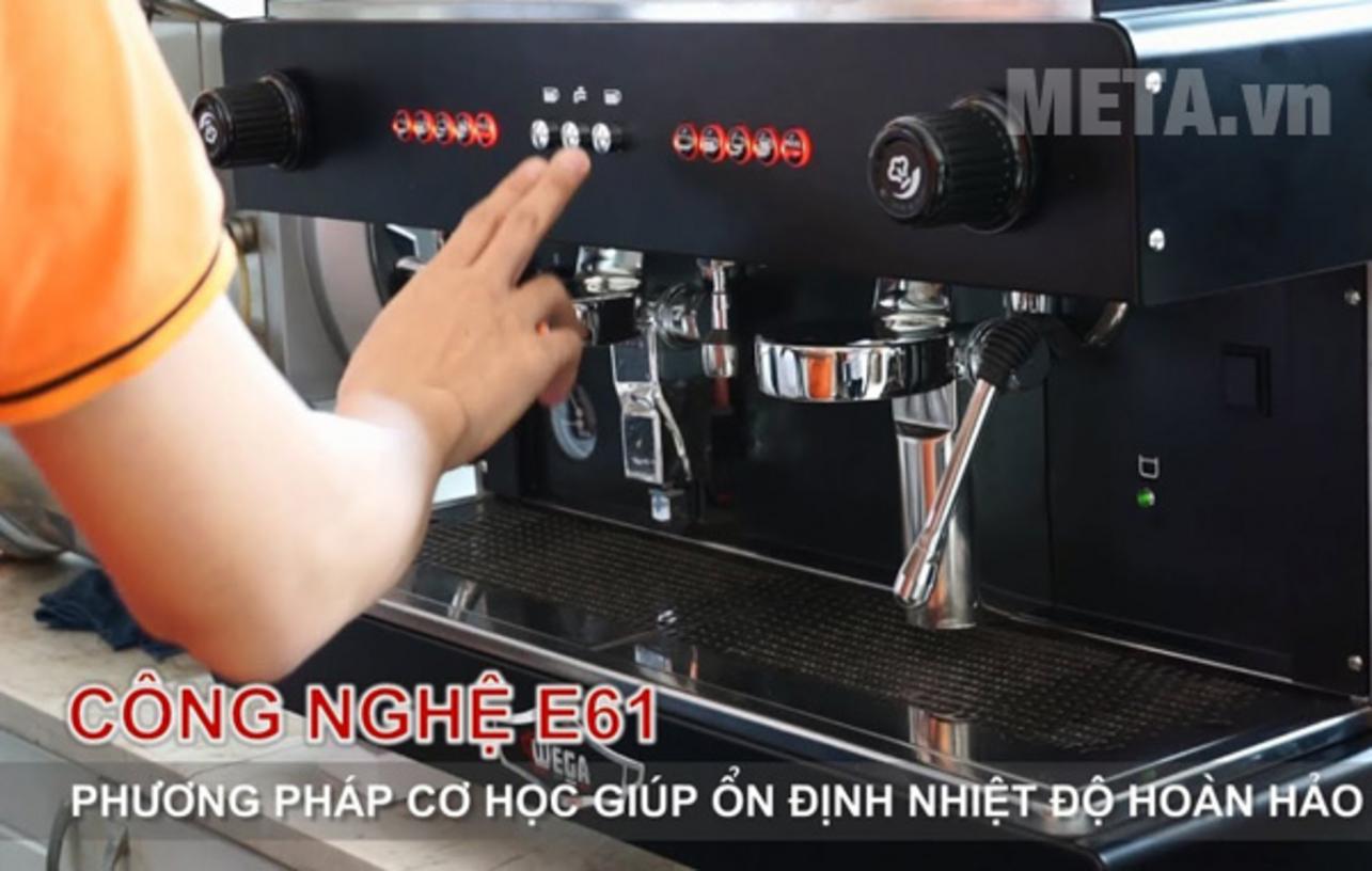 E61 và pre-infusion hỗ trợ shot espresso nở đều và ổn định hơn.
