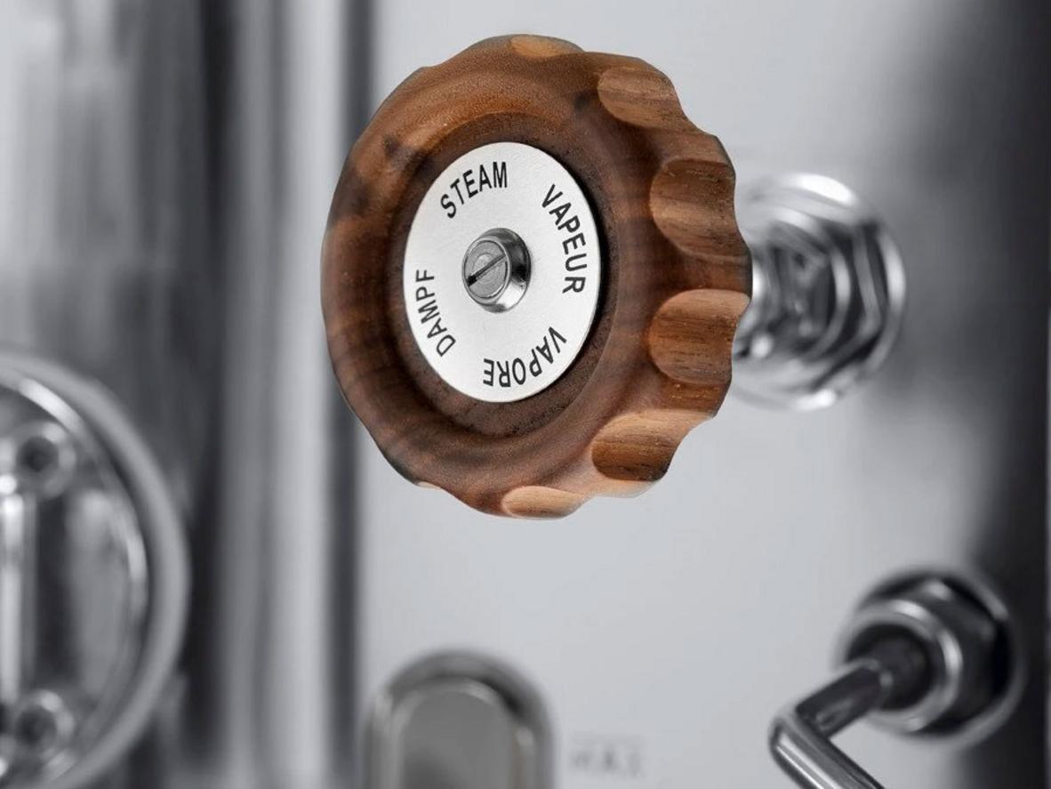 Kết hợp thép không gỉ và gỗ tạo độ bền và nhận diện vintage cao cấp.
