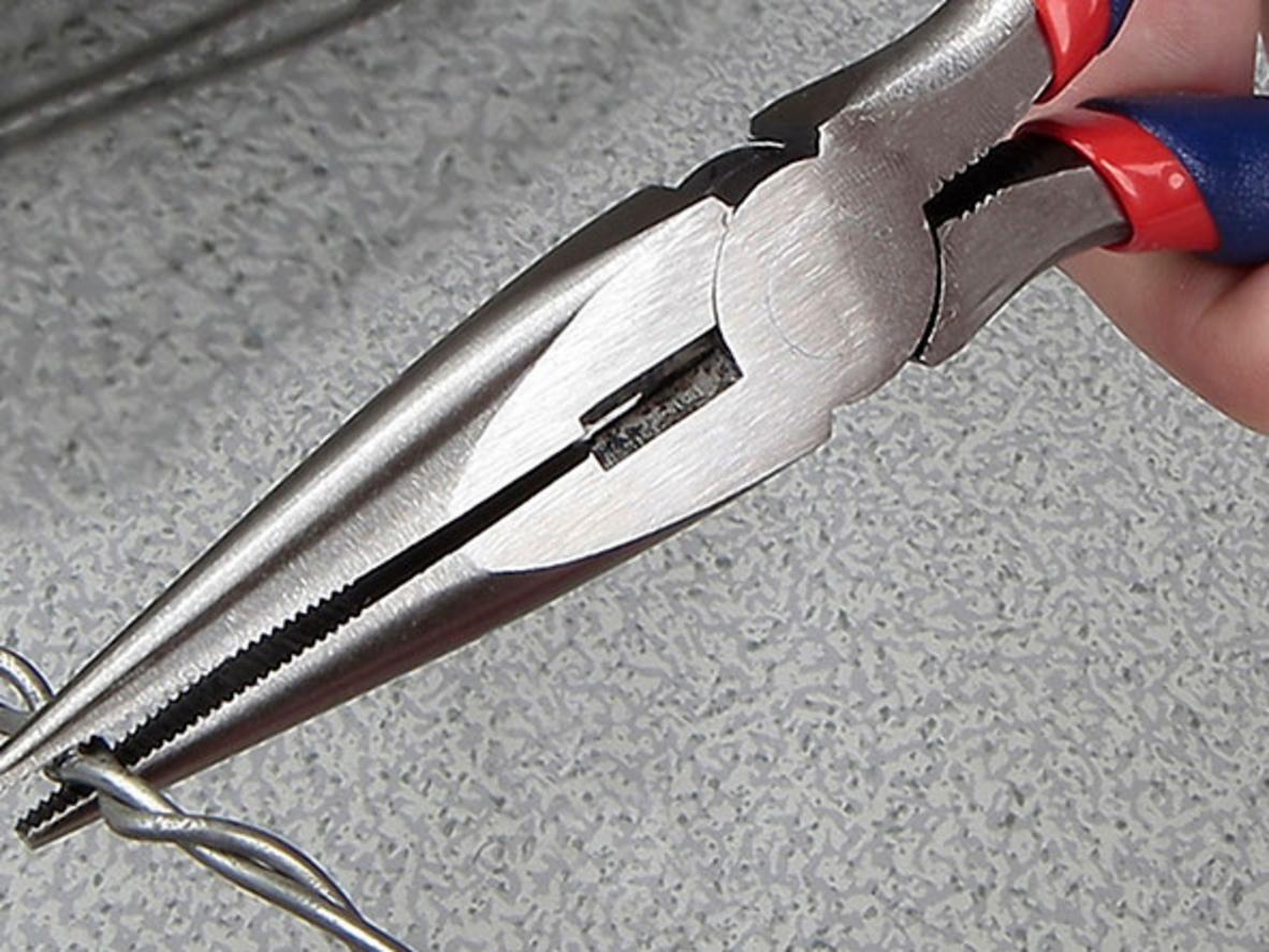 3 cây kìm trong bộ hỗ trợ kẹp, cắt và giữ vật liệu cơ bản.