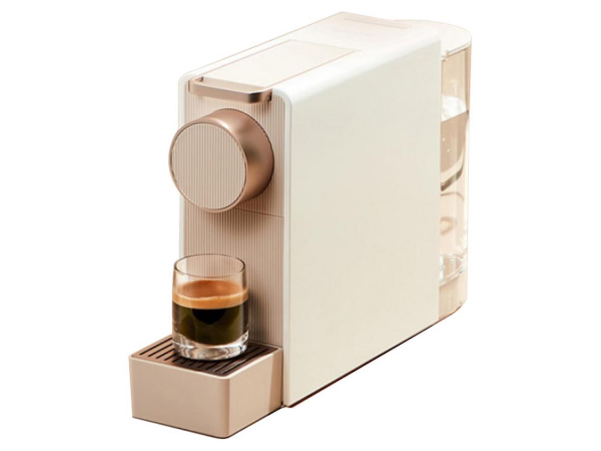 Áp suất 19 bar và công suất 1.200W cho ly cà phê chiết xuất nhanh, ổn định.