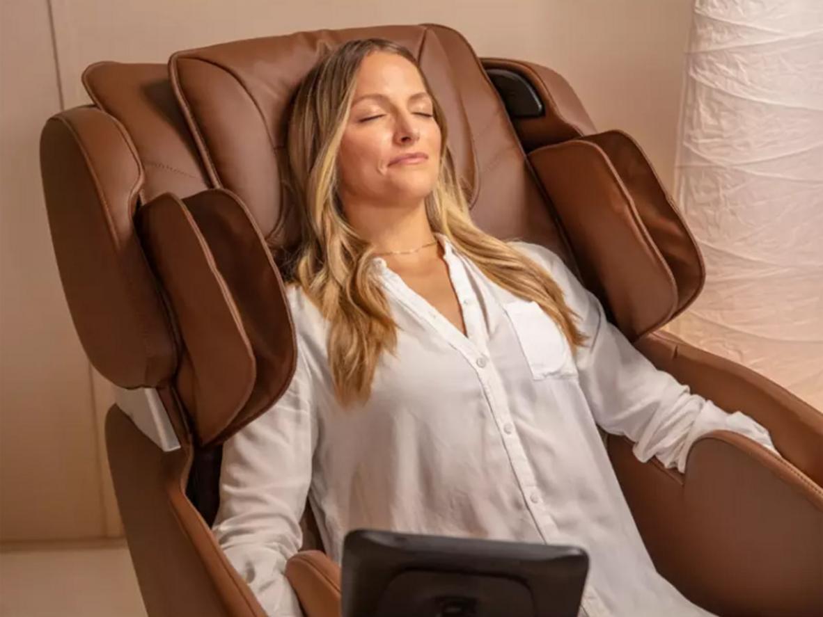 Zero Gravity và massage túi khí toàn thân giúp thư giãn sâu, giảm áp lực rõ rệt.