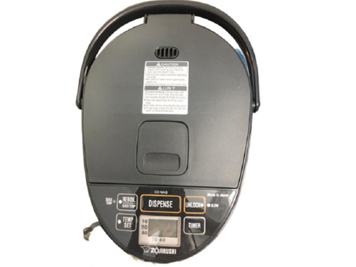 Màn hình LCD và 5 mức giữ nhiệt giúp chọn đúng nhiệt độ cho từng loại đồ uống.