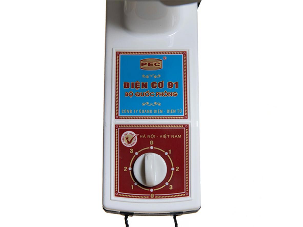 2 dây kéo giúp chỉnh tốc độ và đảo gió nhanh trên Quạt treo tường Điện Cơ 91 QTT-300.
