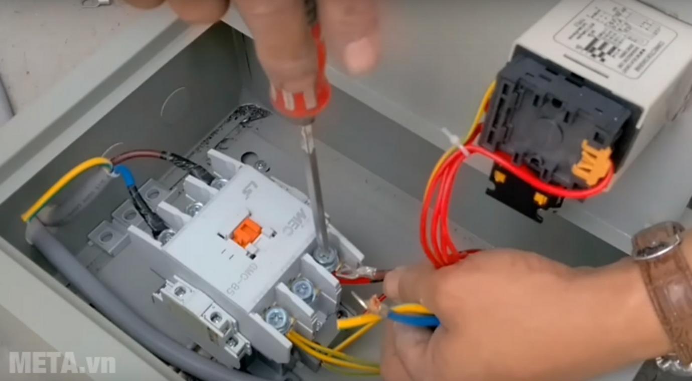 Kiểm tra đúng điện áp 220V/380V giúp hộp điều khiển tủ cơm công nghiệp chạy an toàn và ổn định.