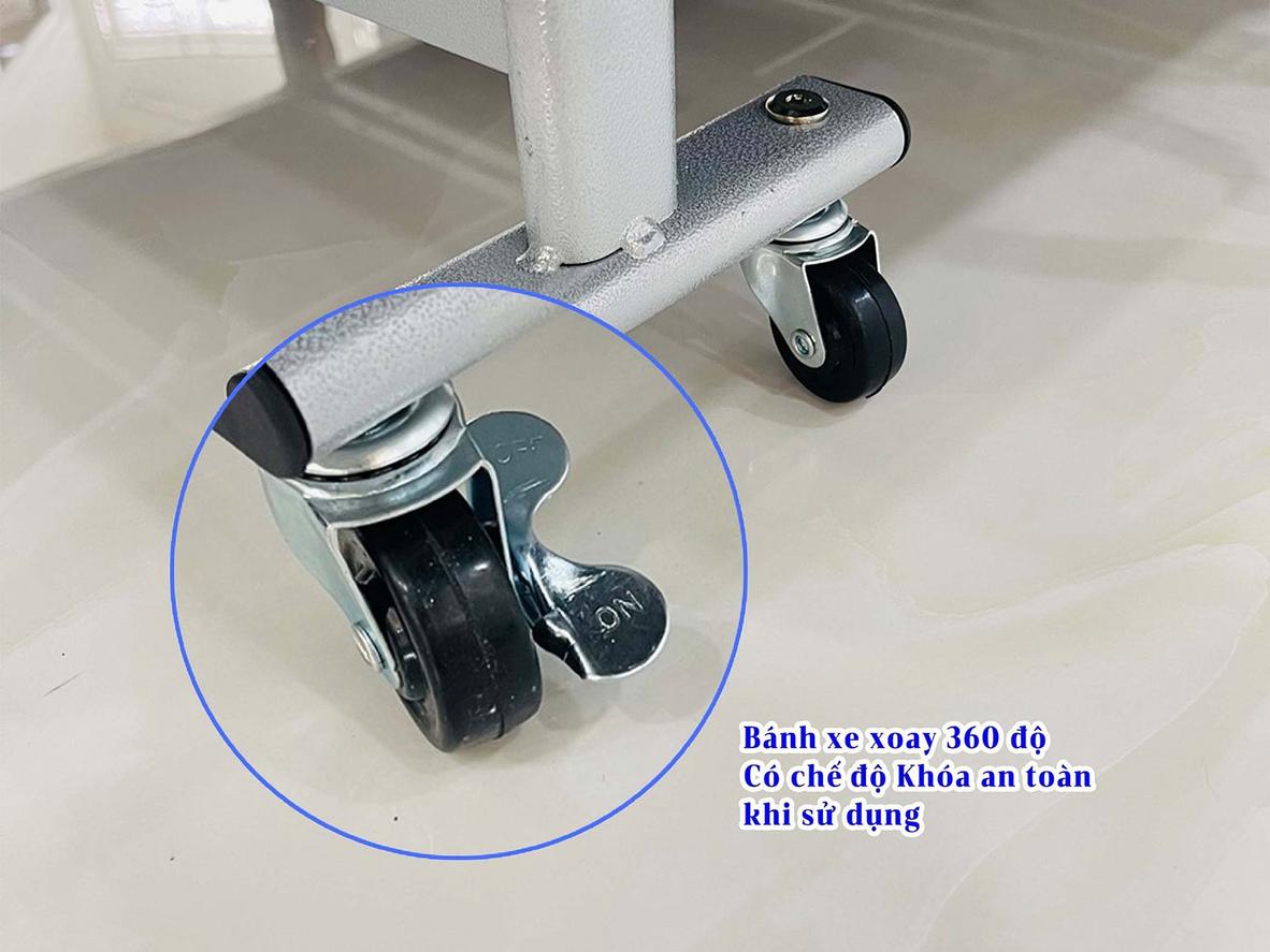 4 bánh xe đa hướng giúp giường di chuyển thuận tiện dù trọng lượng 23kg.