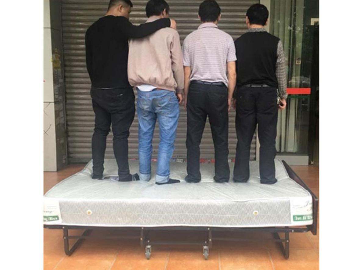 4 bánh xe giúp GP-G20 di chuyển nhanh trong khách sạn.