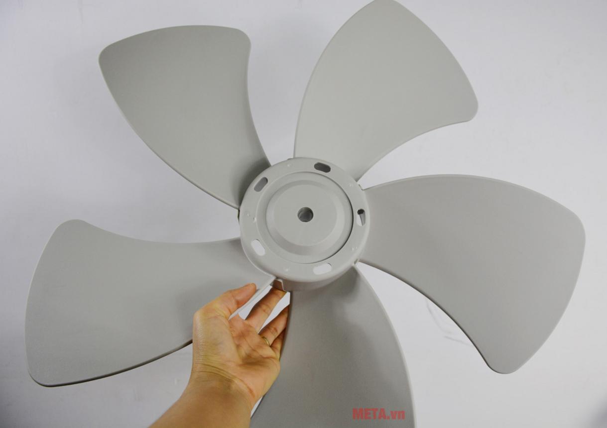 5 cánh quạt và sải cánh 54cm giúp Hatari IW22M1 thổi gió mạnh, phủ rộng.