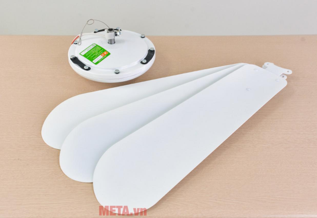 Remote 5 cấp độ gió giúp chỉnh quạt nhanh và tiện.