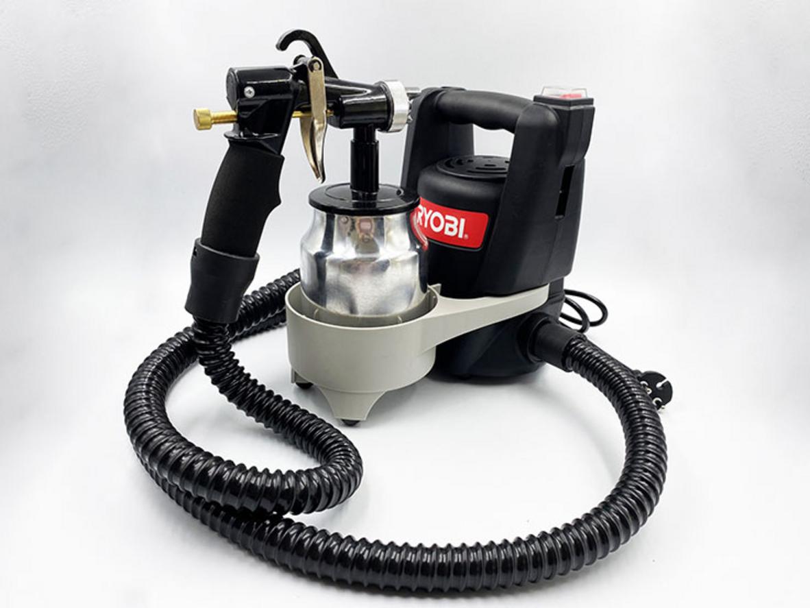 Công suất 500W và tốc độ 1000ml/phút giúp sơn nhanh, đều trên cửa gỗ và cửa sắt.