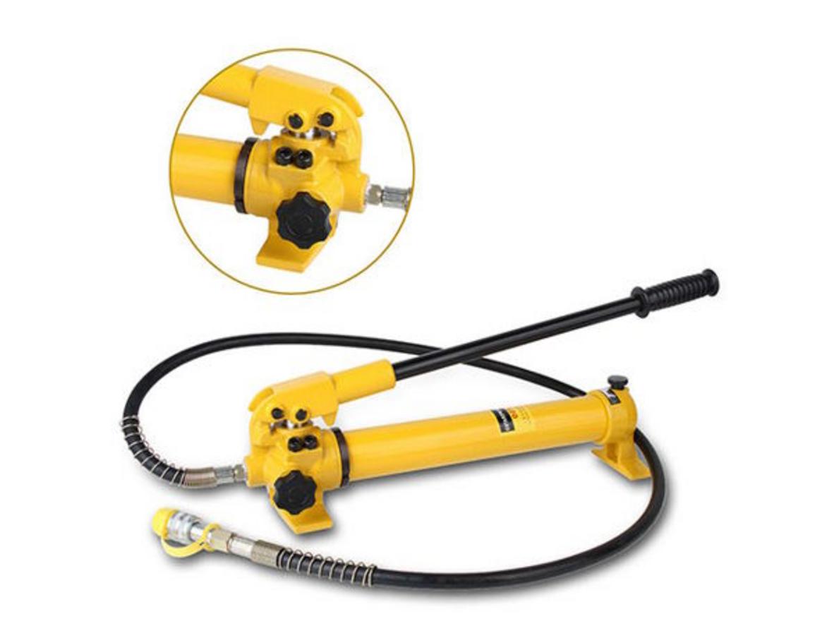 Bình dầu 900 cc và khớp nối nhanh giúp lắp đặt thuận tiện.