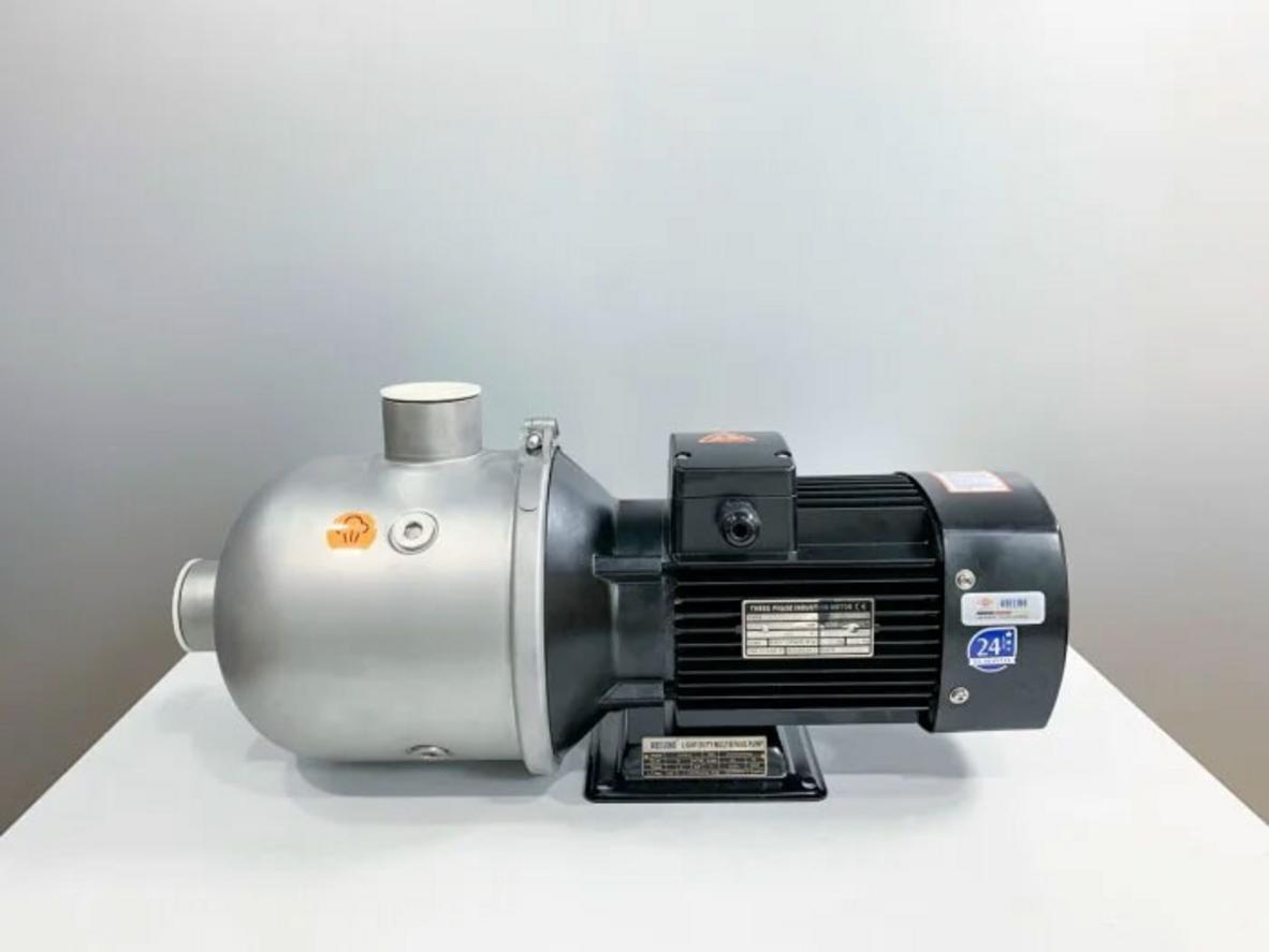 Cấu trúc đa tầng cánh của bơm Adelino AW8-5 giúp tăng áp ổn định.