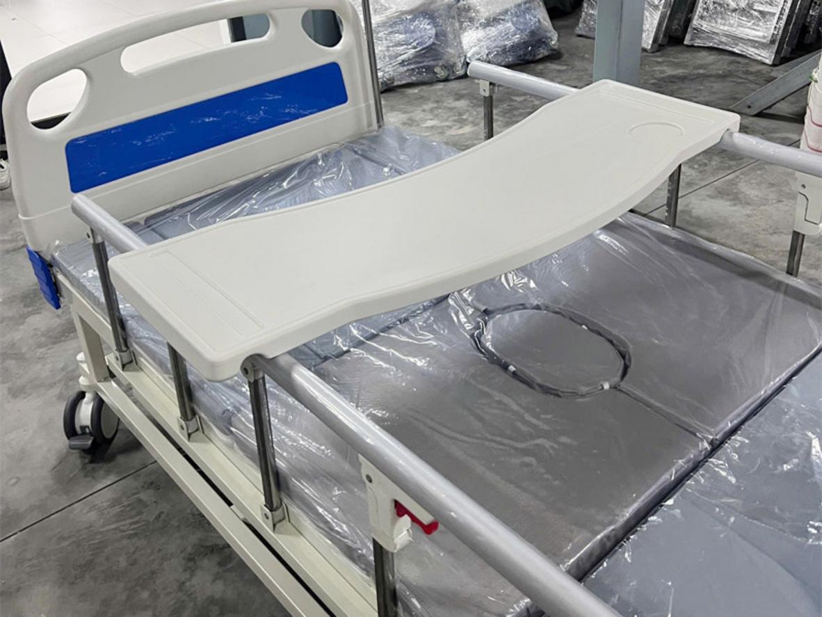 Bàn ăn di động giúp người bệnh dùng bữa thuận tiện ngay trên giường.