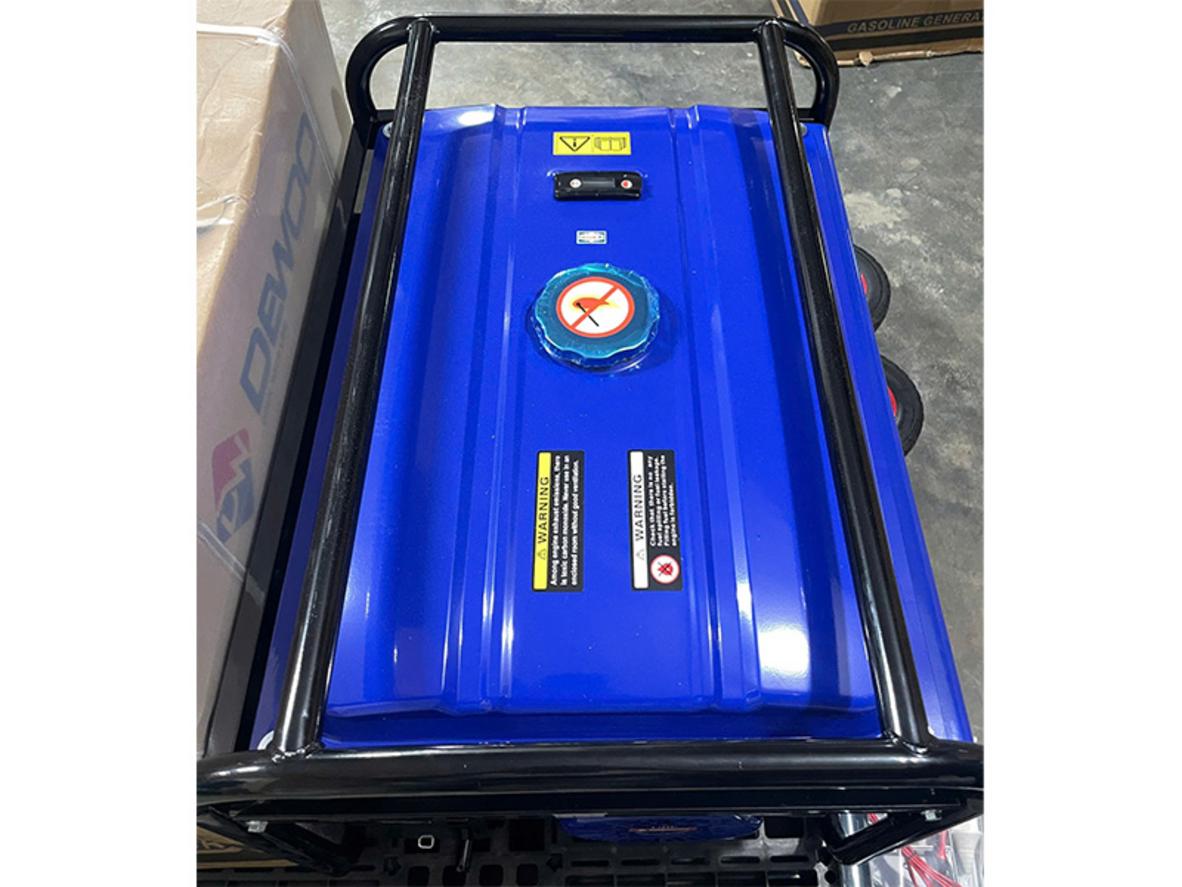 Bánh xe di chuyển hỗ trợ đặt máy linh hoạt hơn trong thực tế sử dụng.