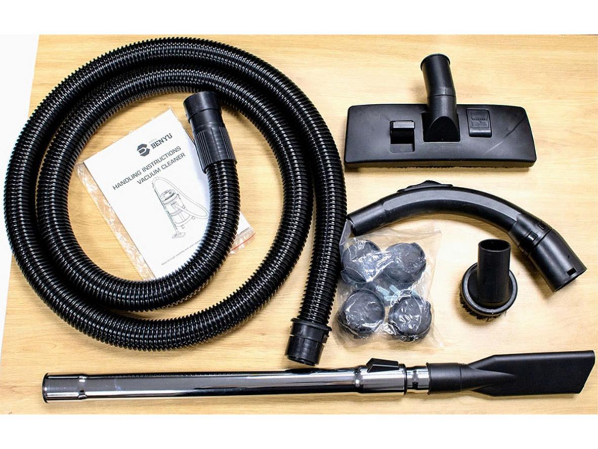 Bộ phụ kiện đầy đủ giúp máy hút bụi công nghiệp Benyu BY-VC 35 lít xử lý nhiều bề mặt khác nhau.