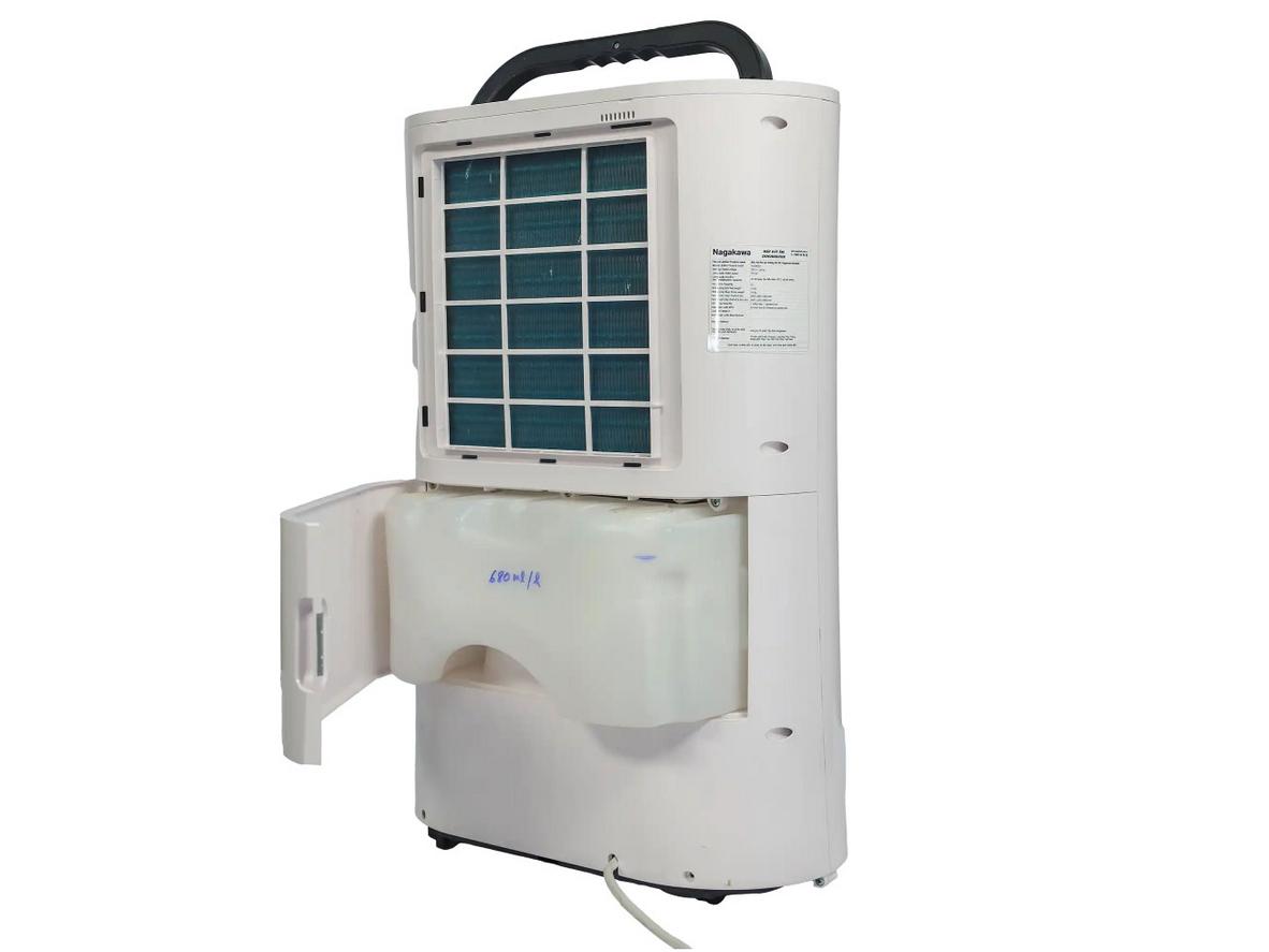 Bình 4 lít và xả liên tục giúp NAD8559 chạy lâu, ít phải đổ nước.