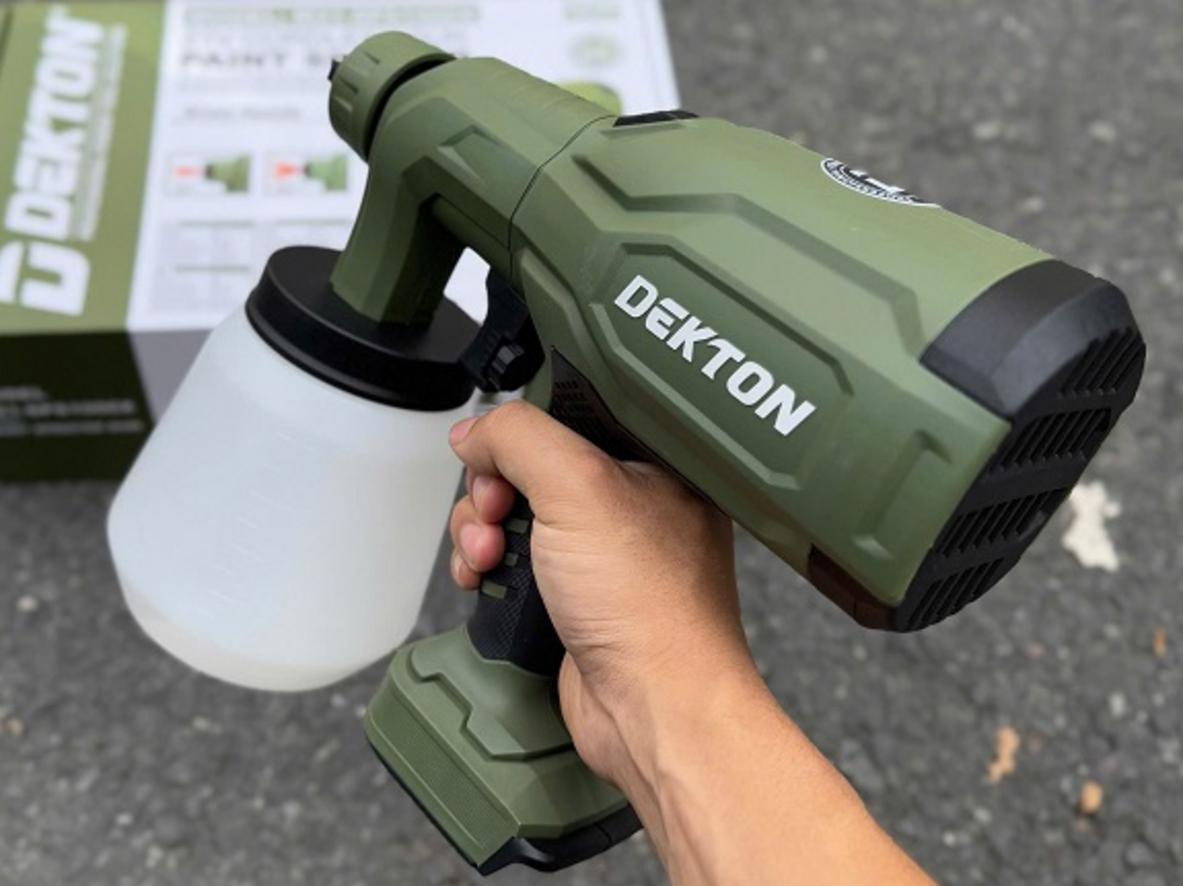 Bình chứa 1 lít và lưu lượng 0.9L/phút giúp máy phun sơn Dekton M21-SPS1000X làm việc nhanh và ổn định hơn.