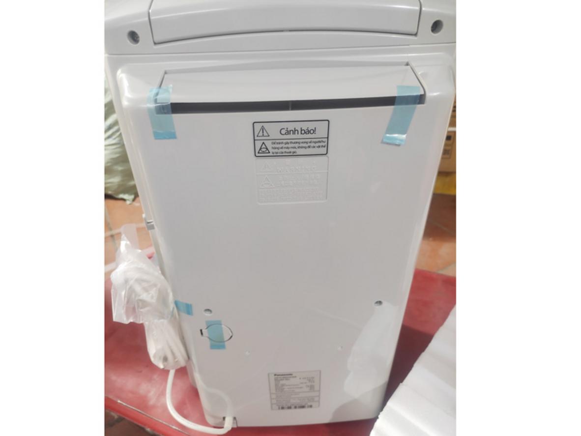 Bình chứa 4.8 lít giúp Panasonic F-YCT17V vận hành lâu hơn trước khi cần đổ nước.
