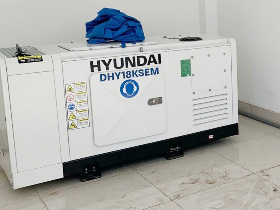 Bình nhiên liệu 45 lít hỗ trợ máy phát điện Hyundai DHY18KSEm chạy dài giờ.