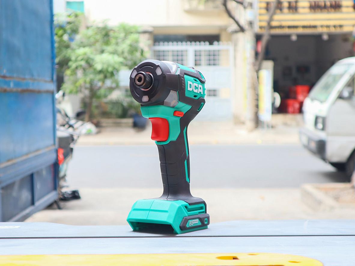 Bộ máy vặn vít dùng pin 20V DCA ADPL208 nhỏ gọn nhưng siết khỏe cho lắp đặt và sửa chữa.