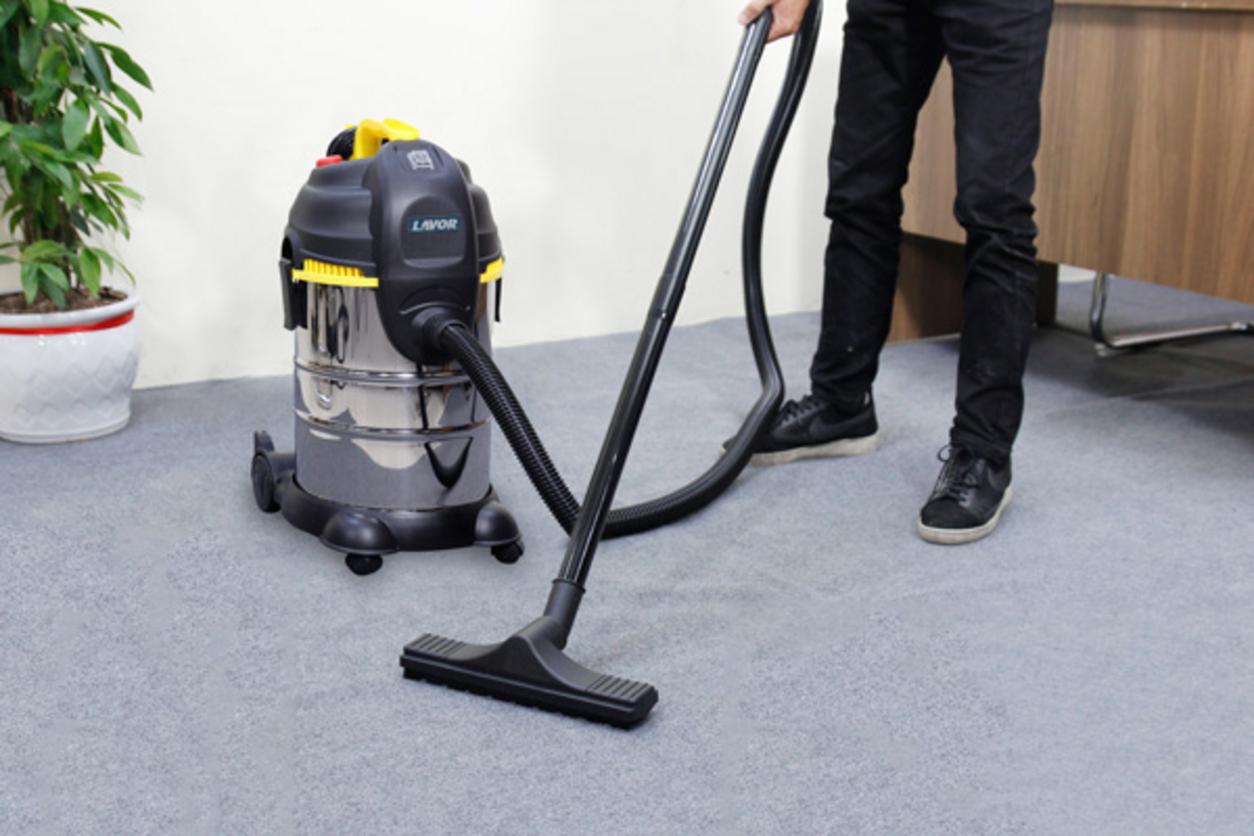 Bộ phụ kiện hút khe, hút sàn, hút tròn giúp Lavor LVC 30 XS xử lý nhiều vị trí khác nhau.