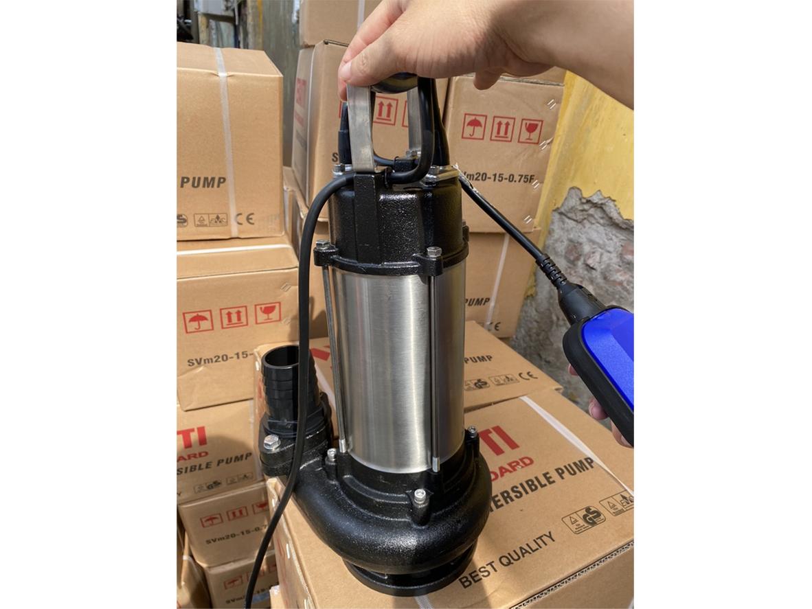 Cấu tạo bền bỉ của bơm chìm nước thải Veratti SVM25-15-1.1F/SV25-15-1.1 với thân Inox 304 và motor dây đồng.