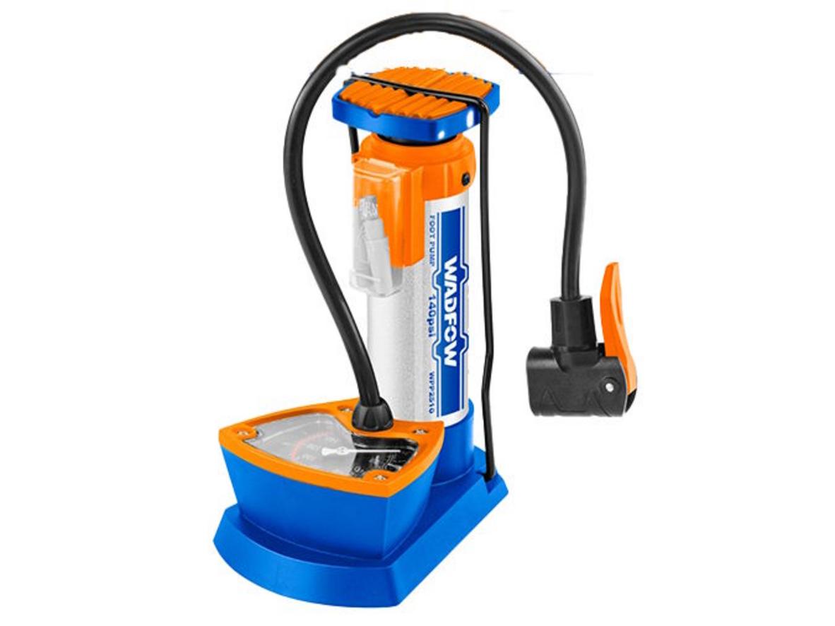 Bơm đạp chân Wadfow WPP2510 có đồng hồ Bar và PSI, thiết kế gọn để dùng cho xe đạp, xe máy và bóng thể thao.