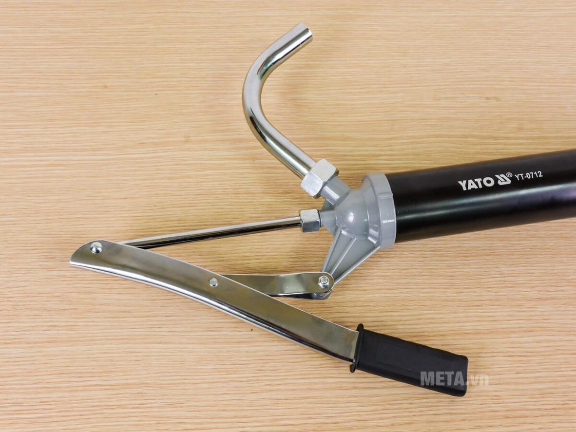 Lưu lượng 16-18 lít/phút giúp Yato YT-0712 sang chiết nhanh và đều tay.