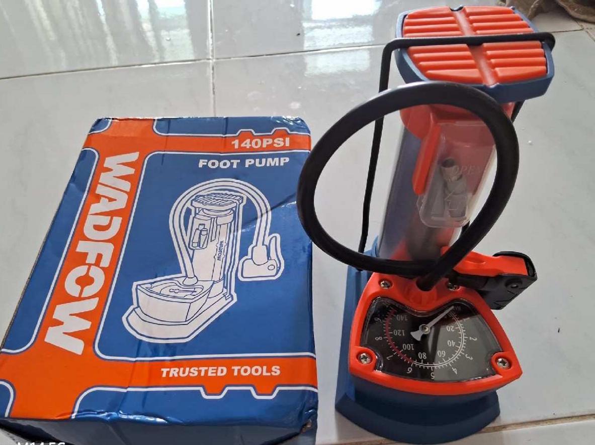 Bơm đạp chân cơ giúp thao tác nhanh và đỡ tốn sức khi dùng tại nhà.