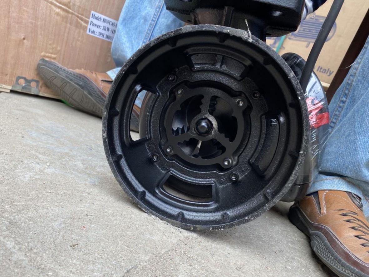 Máy bơm chìm ShowFou 2.2kW giúp giảm nghẹt khi xử lý nước thải có rác lẫn.