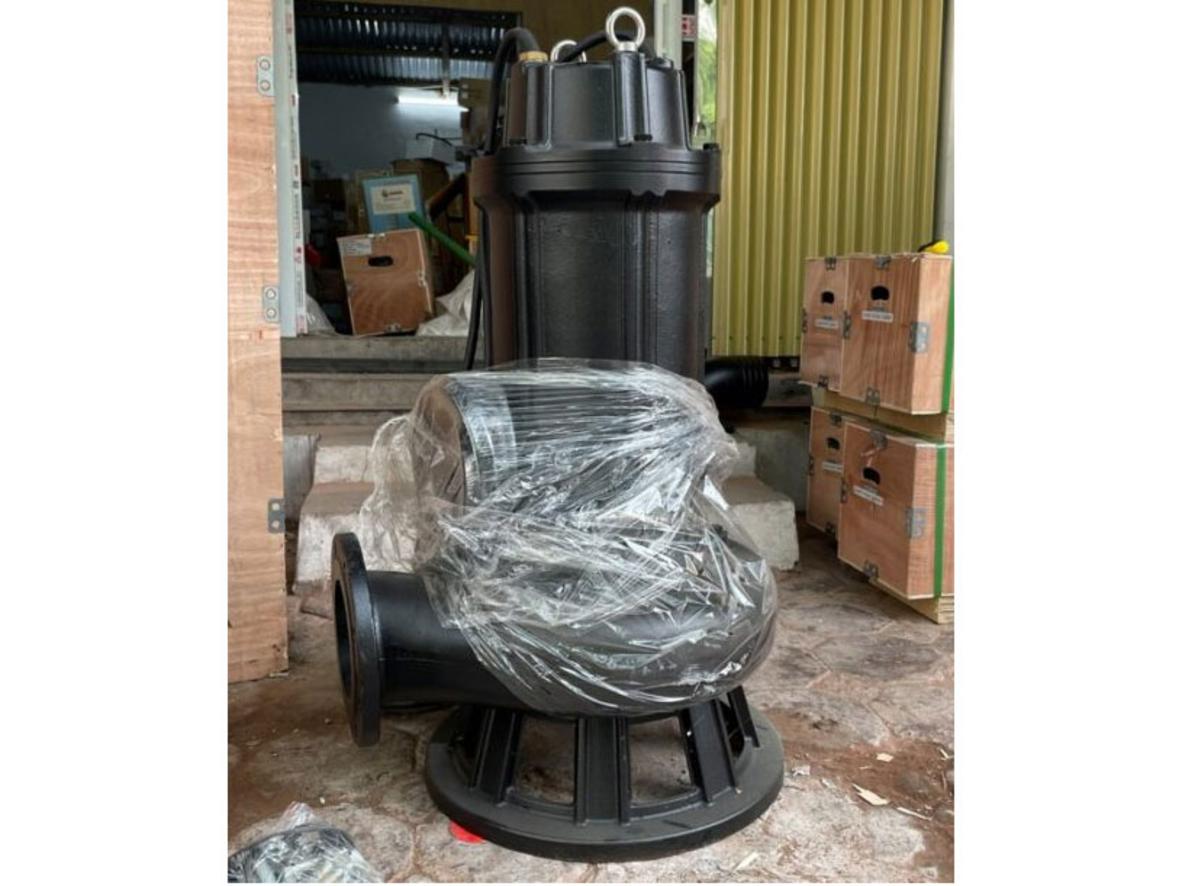 Cấu tạo bơm chìm nước thải cắt rác Showfou 150WC200-20-18.5 với thân gang G20 và dao cắt rác.