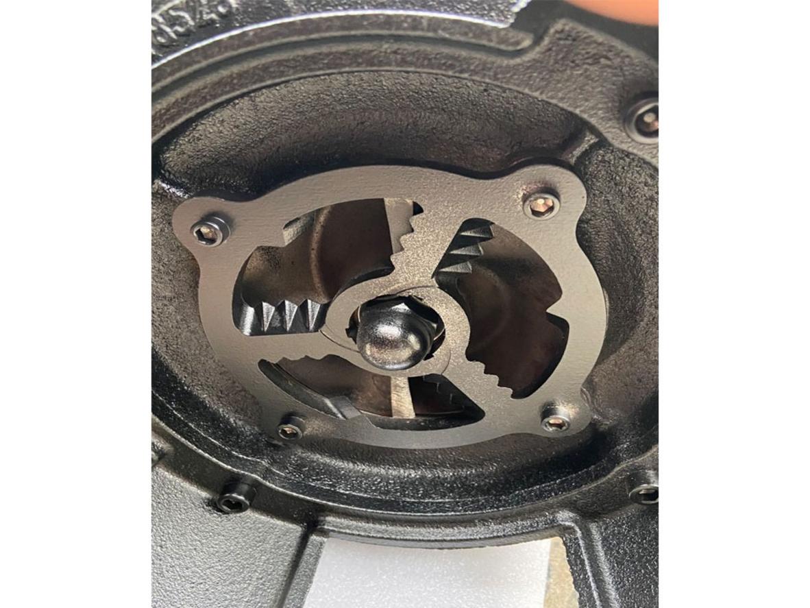 Phớt Carbon-Ceramic và IP68 hỗ trợ chống ngấm nước hiệu quả.