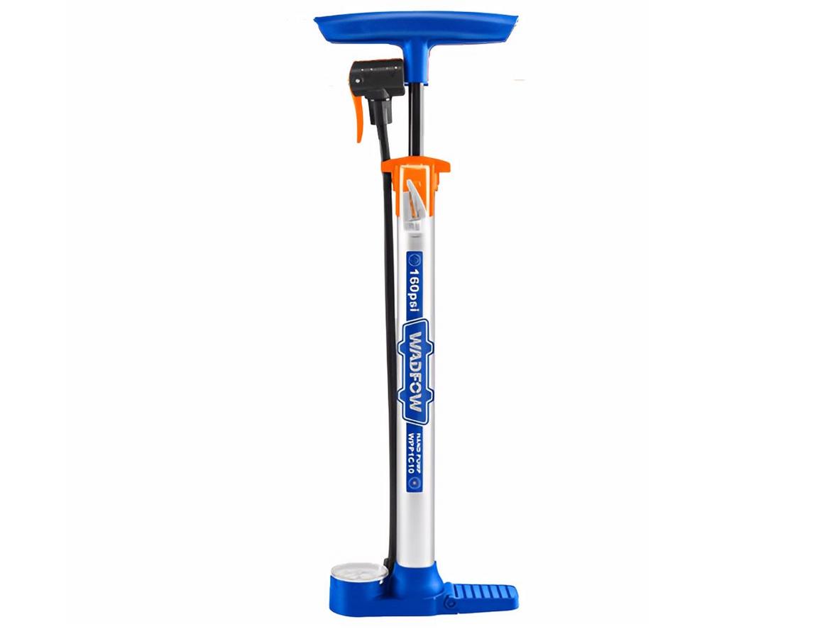 Bơm tay Wadfow WPP1C10 (có đồng hồ) gọn nhẹ, dễ mang theo, phù hợp bơm lốp xe và bóng thể thao.