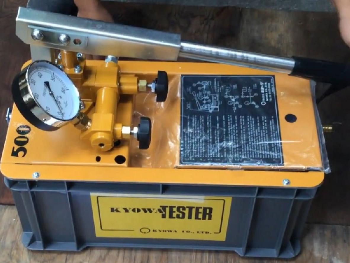 Kyowa T-500N với đồng hồ chống rung và van đóng chuyên dụng cho test áp ổn định.